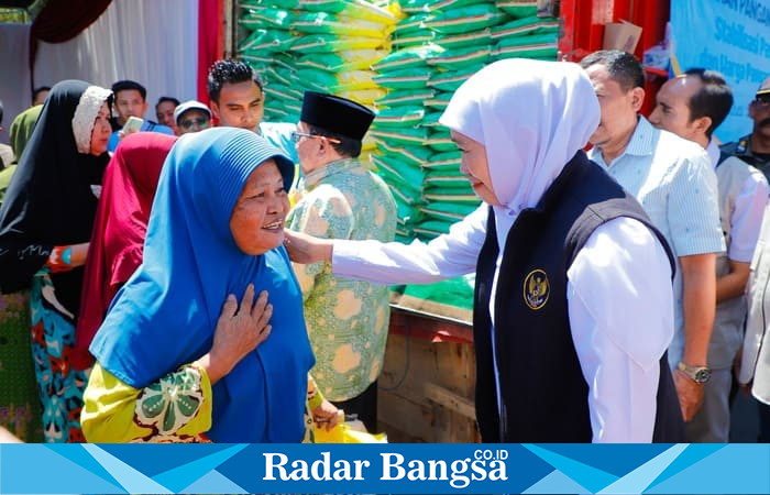 Gubernur Jawa Timur Khofifah Indar Parawansa menyapa langsung warga saat gelaran Pasar Murah di Pendopo Kabupaten Sumenep, Sabtu (23/8/2025). (Foto Dok Ho/RadarBangsa.co.id)