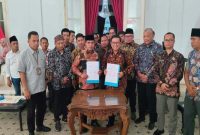 Bupati Bangkalan Lukman Hakim bersama Direktur Operasi PT Pupuk Indonesia, Dwi Satriyo Anurogo, menandatangani kesepakatan digitalisasi data petani di Pendopo Agung Bangkalan, Jumat (29/8/2025). (Foto Dok Ho/RadarBangsa.co.id)