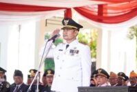Momen Bupati Yuhronur Efendi memimpin upacara peringatan kemerdekaan RI ke-80 di Alun-Alun Lamongan, Minggu (17/8). (Foto Dok Ho/RadarBangsa.co.id)