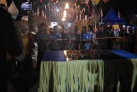Asisten Pemerintahan dan Kesejahteraan Rakyat Pemkab Lamongan Joko Nursyanto (tengah) bersama Camat Tikung Sujirman Sholeh (kiri) dan Kapolsek Tikung AKP Anang Purwo Widodo (kanan) saat meresmikan Gapura Singo Ludro di Desa Bakalanpule, Kecamatan Tikung, Minggu (31/8/2025) malam. (Foto Dok Ho/RadarBangsa.co.id)