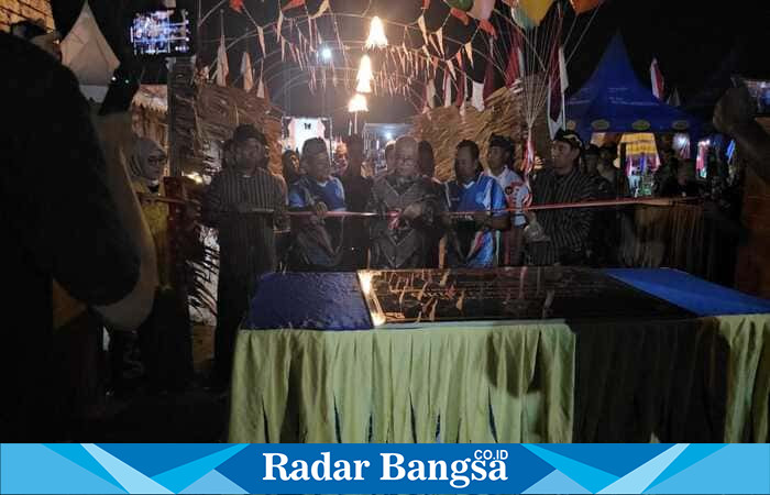 Asisten Pemerintahan dan Kesejahteraan Rakyat Pemkab Lamongan Joko Nursyanto (tengah) bersama Camat Tikung Sujirman Sholeh (kiri) dan Kapolsek Tikung AKP Anang Purwo Widodo (kanan) saat meresmikan Gapura Singo Ludro di Desa Bakalanpule, Kecamatan Tikung, Minggu (31/8/2025) malam. (Foto Dok Ho/RadarBangsa.co.id)