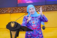 Gubernur Jawa Timur Khofifah Indar Parawansa saat memberikan sambutan dalam acara pelantikan Pengurus PPDI Jatim 2025–2030 di Kantor Gubernur, Minggu (3/8/2025). (Foto Dok Ho/RadarBangsa)
