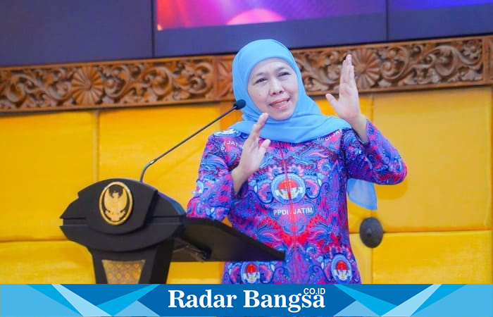 Gubernur Jawa Timur Khofifah Indar Parawansa saat memberikan sambutan dalam acara pelantikan Pengurus PPDI Jatim 2025–2030 di Kantor Gubernur, Minggu (3/8/2025). (Foto Dok Ho/RadarBangsa)