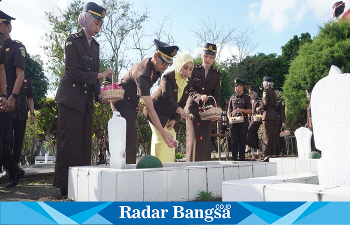 Kepala Kejaksaan Negeri Batu, Dr. Andy Sasongko, SH, M.Hum, memimpin tabur bunga di Taman Makam Pahlawan Suropati Kota Batu, Jumat (29/8/2025), dalam rangka peringatan HUT Kejaksaan RI ke-80. (Foto Dok Ho/RadarBangsa.co.id)