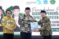 Bupati Lamongan Yuhronur Efendi berjabat tangan dengan Kepala Kantor Kemenag Lamongan M. Muhlisin Mufa usai pengukuhan Pengurus Asosiasi Penghulu Republik Indonesia (APRI) Kabupaten Lamongan di Pendopo Lokatantra, Kamis (7/8/2025). (Foto Dok Ho/RadarBangsa)