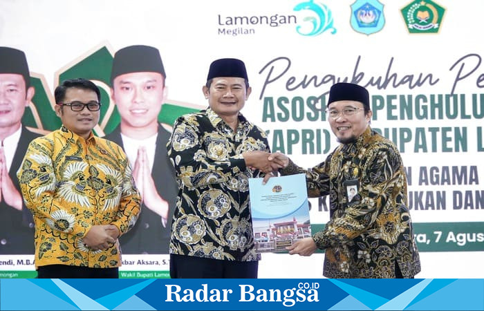 Bupati Lamongan Yuhronur Efendi berjabat tangan dengan Kepala Kantor Kemenag Lamongan M. Muhlisin Mufa usai pengukuhan Pengurus Asosiasi Penghulu Republik Indonesia (APRI) Kabupaten Lamongan di Pendopo Lokatantra, Kamis (7/8/2025). (Foto Dok Ho/RadarBangsa)