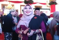 Senator Cantik Asal Jawa Timur, Ning Lia Istifhama, berpose bersama tokoh masyarakat usai menghadiri upacara penurunan Bendera Merah Putih di Gedung Negara Grahadi, Surabaya, Minggu (17/8/2025) (Foto Dok Ho/RadarBangsa.co.id)