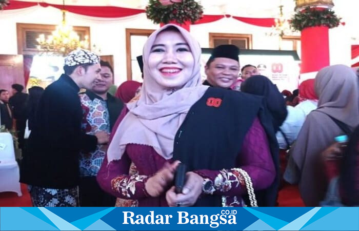Senator Cantik Asal Jawa Timur, Ning Lia Istifhama, berpose bersama tokoh masyarakat usai menghadiri upacara penurunan Bendera Merah Putih di Gedung Negara Grahadi, Surabaya, Minggu (17/8/2025) (Foto Dok Ho/RadarBangsa.co.id)