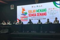 Gubernur NTB Lalu Muhammad Iqbal bersama jajaran KORMI dan panitia pelaksana saat memberikan keterangan pers terkait persiapan penutupan FORNAS VIII 2025 di lantai 6 Gedung Bank NTB Syariah, Kamis (31/7) (Foto Dok Ho/RadarBangsa)
