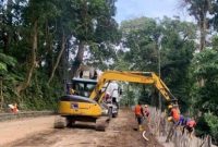 Pekerja bersama alat berat melakukan percepatan perbaikan di Jalur Gumitir, penghubung utama Banyuwangi–Jember. Jalur ini ditargetkan dibuka lebih awal pada minggu pertama September 2025. (Dok. BBPJN Jatim–Bali