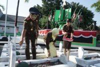 Kajari Pasuruan Teguh Ananto memimpin tabur bunga di TMP Bangil dalam rangka peringatan Hari Bhakti Adhyaksa ke-80, Jumat (29/8/2025). (Foto Dok Ho/RadarBangsa.co.id)