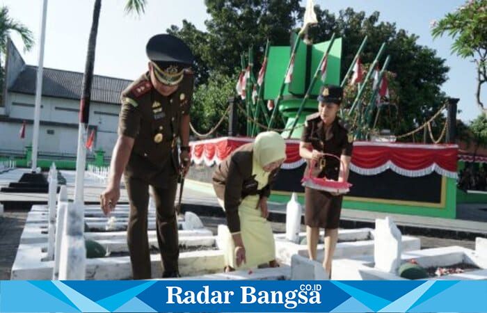 Kajari Pasuruan Teguh Ananto memimpin tabur bunga di TMP Bangil dalam rangka peringatan Hari Bhakti Adhyaksa ke-80, Jumat (29/8/2025). (Foto Dok Ho/RadarBangsa.co.id)