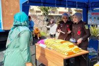 Petugas Kejaksaan Negeri Lamongan melayani warga yang membeli sembako dalam kegiatan pasar murah di halaman kantor Kejari Lamongan, Selasa (26/8/2025). (Foto Dok Ho/RadarBangsa.co.id)