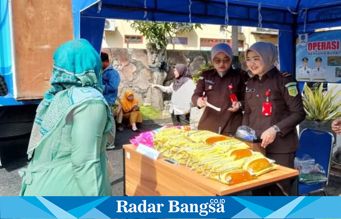 Petugas Kejaksaan Negeri Lamongan melayani warga yang membeli sembako dalam kegiatan pasar murah di halaman kantor Kejari Lamongan, Selasa (26/8/2025). (Foto Dok Ho/RadarBangsa.co.id)