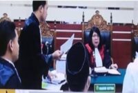 Ketua Majelis Hakim Ni Putu Sri Indayani memimpin sidang kasus dugaan korupsi proyek Rumah Potong Hewan Unggas (RPHU) Lamongan di Pengadilan Tipikor Surabaya, Kamis (14/8/2025) (Foto Dok Duta.co Ho/RadarBangsa.co.id)