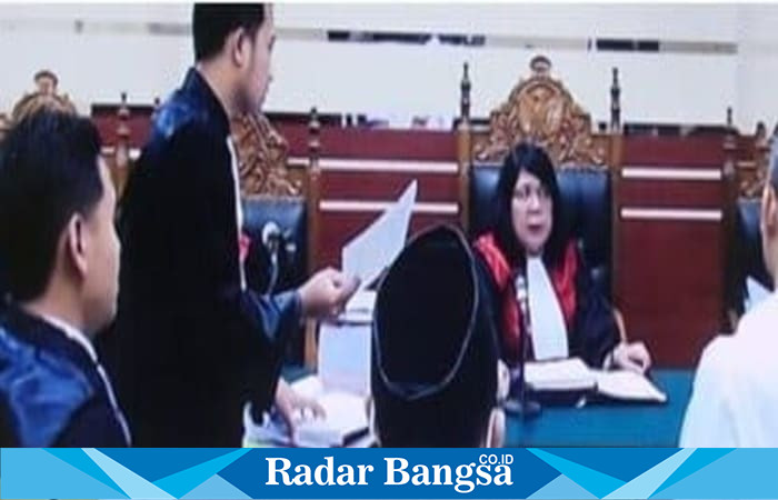 Ketua Majelis Hakim Ni Putu Sri Indayani memimpin sidang kasus dugaan korupsi proyek Rumah Potong Hewan Unggas (RPHU) Lamongan di Pengadilan Tipikor Surabaya, Kamis (14/8/2025) (Foto Dok Duta.co Ho/RadarBangsa.co.id)