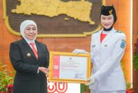 Gubernur Jawa Timur Khofifah Indar Parawansa menyerahkan piagam penghargaan kepada anggota Paskibraka Provinsi Jawa Timur 2025 pada Malam Apresiasi di Gedung Negara Grahadi, Surabaya, Minggu (17/8/2025) (Foto Dok Ho/RadarBangsa.co.id)