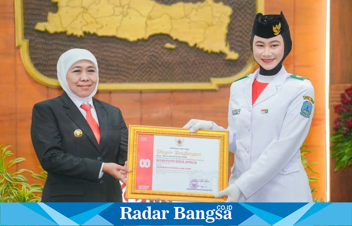 Gubernur Jawa Timur Khofifah Indar Parawansa menyerahkan piagam penghargaan kepada anggota Paskibraka Provinsi Jawa Timur 2025 pada Malam Apresiasi di Gedung Negara Grahadi, Surabaya, Minggu (17/8/2025) (Foto Dok Ho/RadarBangsa.co.id)