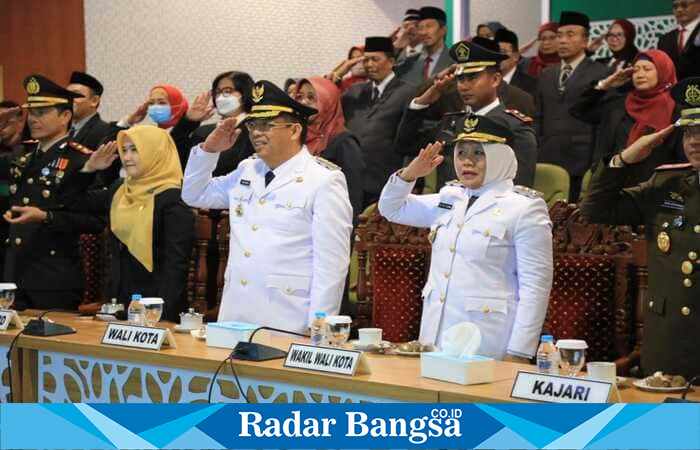 Wali Kota Probolinggo dr. Aminuddin bersama Wakil Wali Kota Ina Dwi Lestari, Forkopimda, dan jajaran pejabat mengikuti Upacara Detik-Detik Proklamasi Kemerdekaan RI ke-80 secara daring dari Ruang Command Center, Minggu (17/8/2025). (Foto Dok Ho/RadarBangsa.co.id)