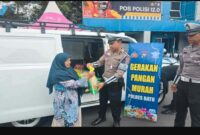 Anggota Satlantas Polres Batu melayani warga yang membeli beras dalam program Gerakan Pangan Murah (GPM) di Kota Batu, Senin (11/8/2025).  (Foto Dok Ho /RadarBangsa.co.id)