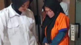 Tersangka kasus arisan bodong berinisial ENZ (27), warga Kecamatan Solokuro, saat digelandang petugas Polres Lamongan menggunakan baju tahanan berwarna oranye. (Foto Dok Ho/RadarBangsa.co.id)