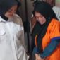 Tersangka kasus arisan bodong berinisial ENZ (27), warga Kecamatan Solokuro, saat digelandang petugas Polres Lamongan menggunakan baju tahanan berwarna oranye. (Foto Dok Ho/RadarBangsa.co.id)