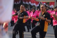 Kapolres Lamongan AKBP Agus Dwi Suryanto, S.I.K., M.H. bersama Wakapolres memimpin senam bersama dalam rangka memperingati Hari Jadi Polwan ke-77 di halaman Mapolres Lamongan, Jumat (22/08). (Foto Dok Ho/RadarBangsa.co.id)