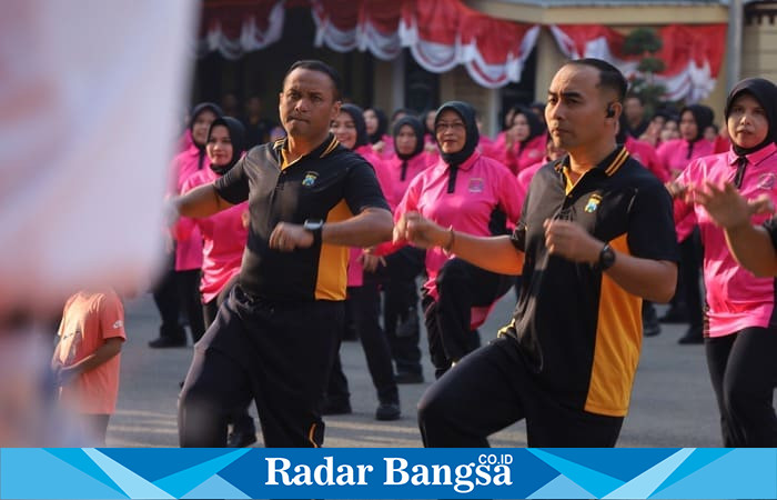 Kapolres Lamongan AKBP Agus Dwi Suryanto, S.I.K., M.H. bersama Wakapolres memimpin senam bersama dalam rangka memperingati Hari Jadi Polwan ke-77 di halaman Mapolres Lamongan, Jumat (22/08). (Foto Dok Ho/RadarBangsa.co.id)