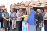 Kapolres Lamongan AKBP Agus Dwi Suryanto menyerahkan paket beras kepada warga saat peluncuran Gerakan Pangan Murah Polri di halaman Mapolres Lamongan, Kamis (14/8/2025), disaksikan jajaran Forkopimda dan perwakilan Bulog. (Foto Dok Ho/RadarBangsa.co.id)
