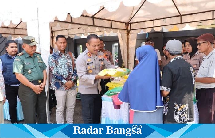 Kapolres Lamongan AKBP Agus Dwi Suryanto menyerahkan paket beras kepada warga saat peluncuran Gerakan Pangan Murah Polri di halaman Mapolres Lamongan, Kamis (14/8/2025), disaksikan jajaran Forkopimda dan perwakilan Bulog. (Foto Dok Ho/RadarBangsa.co.id)
