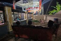 Petugas Polsek Tikung bersama perangkat desa saat mengamankan hiburan elektun peringatan HUT ke-80 RI di Dusun Banaran, Desa Soko, Kecamatan Tikung, Lamongan, Kamis (21/8/2025) malam. (Foto: Dok. Humas Polsek Tikung/RadarBangsa.co.id) 
