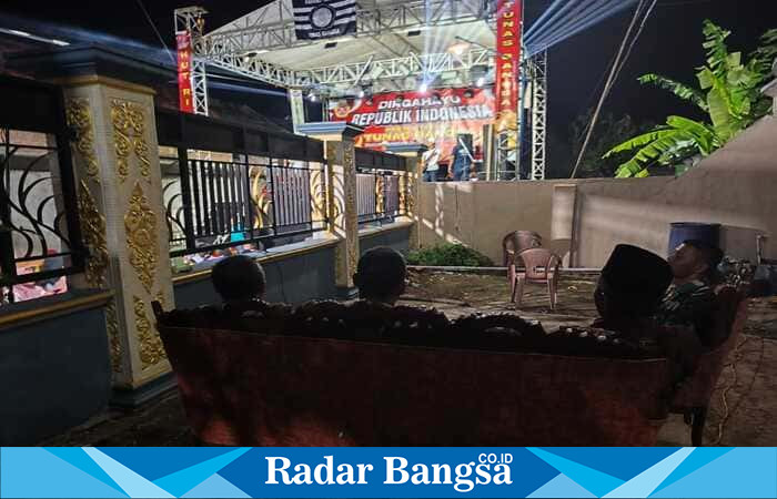 Petugas Polsek Tikung bersama perangkat desa saat mengamankan hiburan elektun peringatan HUT ke-80 RI di Dusun Banaran, Desa Soko, Kecamatan Tikung, Lamongan, Kamis (21/8/2025) malam. (Foto: Dok. Humas Polsek Tikung/RadarBangsa.co.id) 