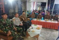 Petugas Polsek Tikung bersama warga melakukan pengamanan pagelaran wayang kulit dalam rangka tradisi sedekah bumi di Dusun Lenjer, Desa Dukuhagung, Kecamatan Tikung, Lamongan, Kamis (21/8/2025) malam. (Foto Dok Ho/RadarBangsa.co.id)