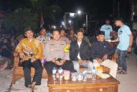 Kapolsek Tikung AKP Anang Purwo Widodo, S.H., bersama jajaran kepolisian, perangkat desa, dan tokoh masyarakat menghadiri sekaligus mengawal pengamanan pentas elektun dalam rangka HUT ke-80 RI di Dusun Geger, Desa Balongwangi, Kecamatan Tikung, Lamongan, Jumat (22/8/2025) malam (Foto Dok/RadarBangsa.co.id)