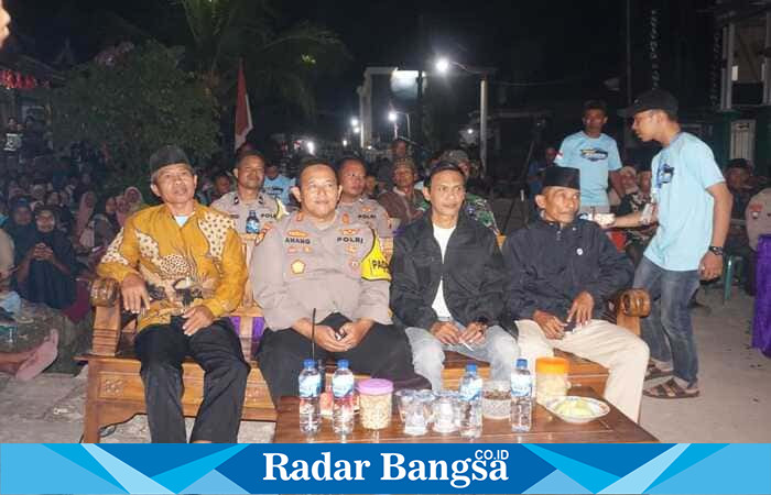Kapolsek Tikung AKP Anang Purwo Widodo, S.H., bersama jajaran kepolisian, perangkat desa, dan tokoh masyarakat menghadiri sekaligus mengawal pengamanan pentas elektun dalam rangka HUT ke-80 RI di Dusun Geger, Desa Balongwangi, Kecamatan Tikung, Lamongan, Jumat (22/8/2025) malam (Foto Dok/RadarBangsa.co.id)