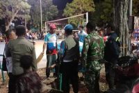 Aparat Polsek Tikung bersama panitia dan perangkat desa melakukan pengamanan jalannya semifinal lomba bola voli antar-RW dalam rangka HUT ke-80 RI di lapangan SDN 1 Tambakrigadung, Kecamatan Tikung, Lamongan, Jumat (22/8/2025) malam. (Foto Dok Ho/RadarBangsa.co.id)
