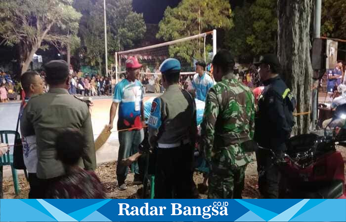 Aparat Polsek Tikung bersama panitia dan perangkat desa melakukan pengamanan jalannya semifinal lomba bola voli antar-RW dalam rangka HUT ke-80 RI di lapangan SDN 1 Tambakrigadung, Kecamatan Tikung, Lamongan, Jumat (22/8/2025) malam. (Foto Dok Ho/RadarBangsa.co.id)