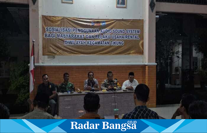 Kapolsek Tikung AKP Anang Purwo Widodo, S.H. menyampaikan imbauan tertib penggunaan sound system dalam kegiatan sosialisasi di Pendopo Kecamatan Tikung, Selasa (5/8/2025) malam.
Foto: RadarBangsa/Polsek Tikung