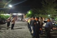 Kapolsek Tikung AKP Anang Purwo Widodo, S.H., memimpin apel pengamanan jelang acara gathering komunitas motor 2Tak Lamongan dalam rangka HUT ke-80 RI di IB Café, Kecamatan Tikung, Lamongan, Jumat (22/8/2025) malam. (Foto Dok Ho/RadarBangsa.co.id)