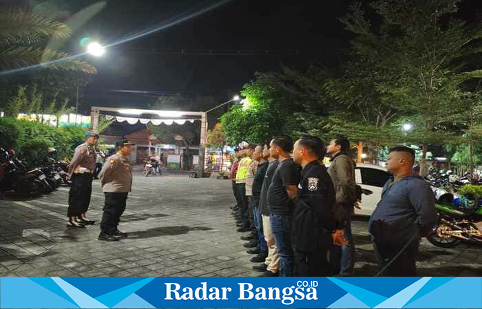 Kapolsek Tikung AKP Anang Purwo Widodo, S.H., memimpin apel pengamanan jelang acara gathering komunitas motor 2Tak Lamongan dalam rangka HUT ke-80 RI di IB Café, Kecamatan Tikung, Lamongan, Jumat (22/8/2025) malam. (Foto Dok Ho/RadarBangsa.co.id)