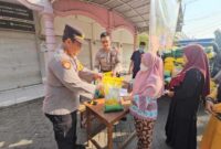 Kapolsek Tikung AKP Anang Purwo Widodo, S.H. meninjau langsung pelaksanaan Gerakan Pangan Murah di Pasar Pule, Desa Bakalanpule, Jumat (8/8/2025) (Foto Dok Ho/RadarBangsa)