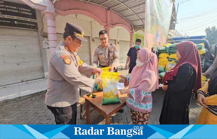 Kapolsek Tikung AKP Anang Purwo Widodo, S.H. meninjau langsung pelaksanaan Gerakan Pangan Murah di Pasar Pule, Desa Bakalanpule, Jumat (8/8/2025) (Foto Dok Ho/RadarBangsa)