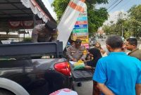 Kapolsek Tikung AKP Anang Purwo Widodo, SH, bersama jajaran saat meninjau kegiatan Gerakan Pangan Murah di Balai Desa Jotosanur, Kecamatan Tikung, Lamongan. (Foto Dok Ho/RadarBangsa.co.id)