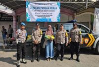 Petugas Polsek Tikung bersama warga penerima beras murah dalam kegiatan Gerakan Pangan Murah di Pasar Pule, Desa Bakalanpule, Kecamatan Tikung, Lamongan, Rabu (13/8/2025). (Foto Dok Ho/RadarBangsa.co.id)