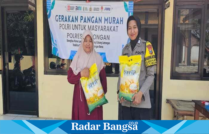 Warga dan anggota Polsek Tikung menunjukkan beras SPHP yang dijual dalam kegiatan Gerakan Pangan Murah di halaman Mako Polsek Tikung, Lamongan, Jumat (15/8/2025). (Foto Dok Ho/RadarBangsa.co.id)