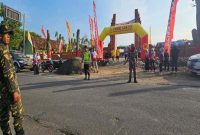 Petugas Polsek Tikung bersama aparat gabungan dari Banser melakukan pengamanan jalur jalan sehat HUT ke-80 RI yang dipusatkan di Lapangan Singo Ludro, Desa Bakalanpule, Kamis (28/8/2025). (Dok Foto Ho/RadarBangsa.co.id)