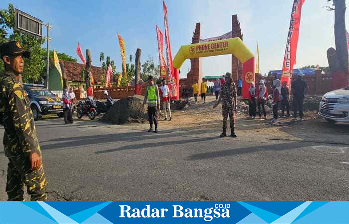 Petugas Polsek Tikung bersama aparat gabungan dari Banser melakukan pengamanan jalur jalan sehat HUT ke-80 RI yang dipusatkan di Lapangan Singo Ludro, Desa Bakalanpule, Kamis (28/8/2025). (Dok Foto Ho/RadarBangsa.co.id)