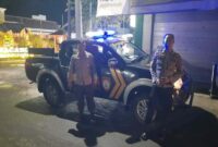 Kanit Sabhara Polsek Tikung AIPTU I Ketut GB (kiri) bersama anggota saat menggelar patroli malam di kawasan obyek vital Kecamatan Tikung, Kamis (7/8/2025).