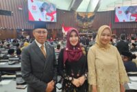 Anggota DPD RI asal Jawa Timur, Lia Istifhama (tengah), berfoto bersama sejumlah anggota dewan usai mengikuti Sidang Tahunan MPR RI dan Sidang Bersama DPR RI–DPD RI di Kompleks Parlemen, Senayan, Jakarta. (Foto Dok Ho/RadarBangsa.co.id)