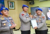 Dirpolairud Polda Jatim Kombes Pol Arman Asmara saat menyerahkan penghargaan kepada perwakilan Satpolairud Polres Probolinggo pada acara apresiasi kinerja jajaran Polairud di Surabaya, Jumat (22/8/2025). (Foto Dok Ho/RadarBangsa.co.id)